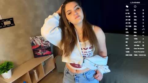 Snapshot of stephanieemiller chatting on 10/19/25, 01:39 Steph online show from 10/19/25, 01:39