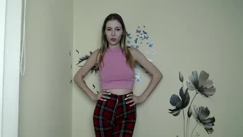 Snapshot of stranger_giirl chatting on 12/16/24, 01:43 Amalia online show from 12/16/24, 01:43