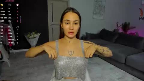 Snapshot of straw_juice chatting on 10/13/25, 03:39 Laura online show from 10/13/25, 03:39