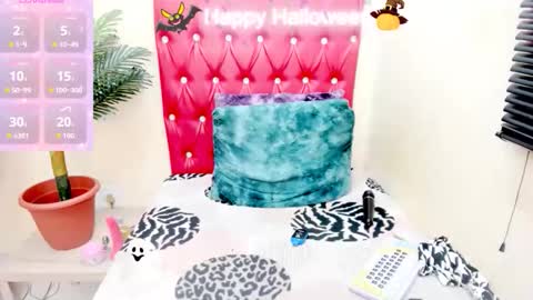 strawberry_lipz online show from 10/31/25, 11:50