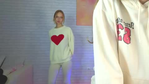 Snapshot of strawberryglow chatting on 11/14/25, 09:46 Alice and Violetta online show from 11/14/25, 09:46