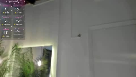 Snapshot of strong_girl_ chatting on 02/20/25, 11:09 Alexa online show from 02/20/25, 11:09