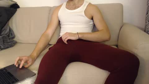 Snapshot of studfromparis chatting on 01/02/25, 03:19 Stud From Paris online show from 01/02/25, 03:19