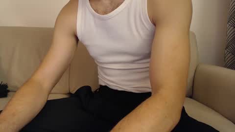 Snapshot of studfromparis chatting on 02/20/25, 05:18 Stud From Paris online show from 02/20/25, 05:18