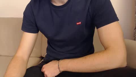 Snapshot of studfromparis chatting on 03/08/25, 06:05 Stud From Paris online show from 03/08/25, 06:05