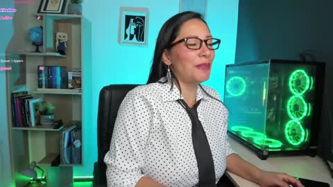Snapshot of sue_wolls chatting on 01/12/25, 06:05 Andrea online show from 01/12/25, 06:05