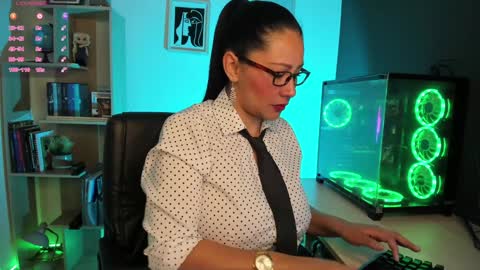 Snapshot of sue_wolls chatting on 01/13/25, 01:23 Andrea online show from 01/13/25, 01:23