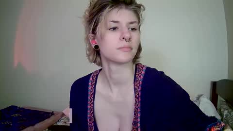 Snapshot of suicunebitch chatting on 12/24/24, 01:27 Ophelia online show from 12/24/24, 01:27