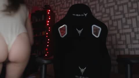 Snapshot of sunloveandwe chatting on 10/23/25, 04:50 Mistress Eve online show from 10/23/25, 04:50