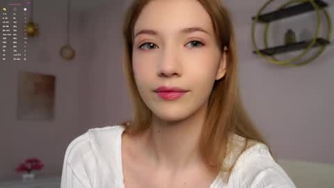 Snapshot of sunnmoonn chatting on 09/19/25, 02:40 Lily online show from 09/19/25, 02:40