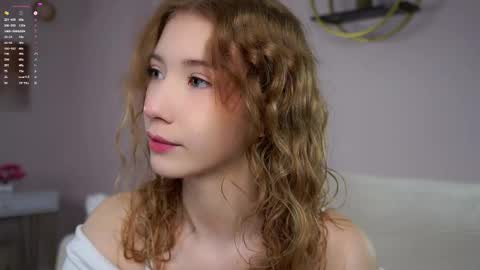 Snapshot of sunnmoonn chatting on 09/21/25, 01:57 Lily online show from 09/21/25, 01:57
