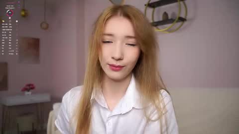 Snapshot of sunnmoonn chatting on 09/28/25, 01:38 Lily online show from 09/28/25, 01:38