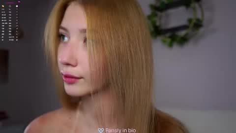 Snapshot of sunnmoonn chatting on 10/15/25, 02:39 Lily online show from 10/15/25, 02:39