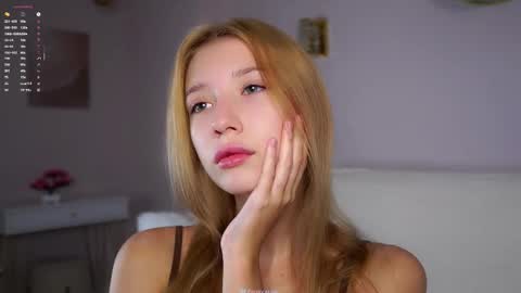 Snapshot of sunnmoonn chatting on 11/02/25, 01:35 Lily online show from 11/02/25, 01:35