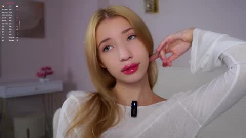 Snapshot of sunnmoonn chatting on 11/25/25, 02:39 Lily online show from 11/25/25, 02:39