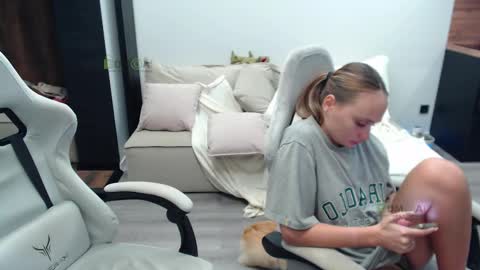 Snapshot of sunny1girl chatting on 10/15/25, 07:47 Alice and Sergey online show from 10/15/25, 07:47