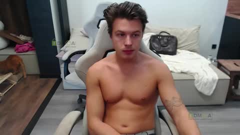 Snapshot of sunny1girl chatting on 10/21/25, 06:25 Alice and Sergey online show from 10/21/25, 06:25