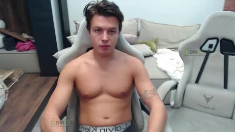 Snapshot of sunny1girl chatting on 10/22/25, 08:03 Alice and Sergey online show from 10/22/25, 08:03