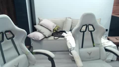 Snapshot of sunny1girl chatting on 10/24/25, 07:16 Alice and Sergey online show from 10/24/25, 07:16