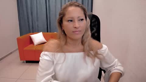 Snapshot of sunny_lady_0 chatting on 09/13/25, 05:02 Sarah online show from 09/13/25, 05:02