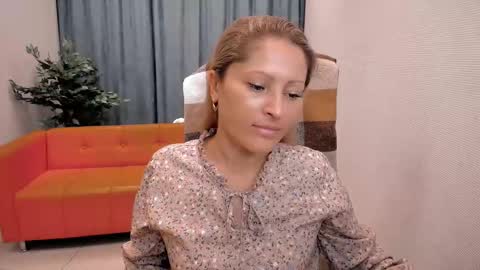 Snapshot of sunny_lady_0 chatting on 09/19/25, 05:20 Sarah online show from 09/19/25, 05:20
