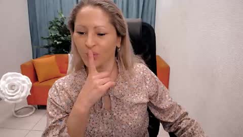 Snapshot of sunny_lady_0 chatting on 09/22/25, 06:15 Sarah online show from 09/22/25, 06:15