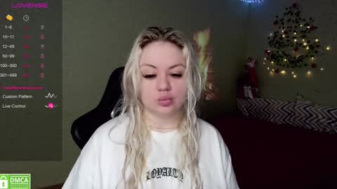 Snapshot of sunny_mood chatting on 12/24/24, 06:28 sunny mood online show from 12/24/24, 06:28