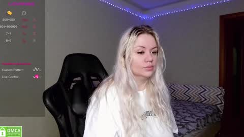 Snapshot of sunny_mood chatting on 01/05/25, 08:00 sunny mood online show from 01/05/25, 08:00