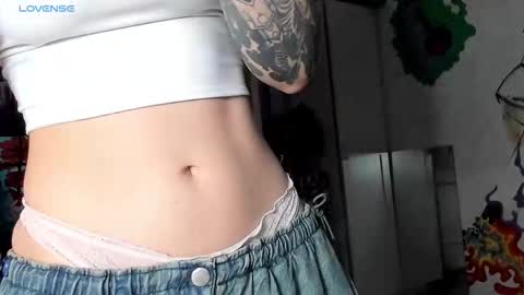 Snapshot of sunny_mouse chatting on 10/15/25, 04:18 Sunny online show from 10/15/25, 04:18