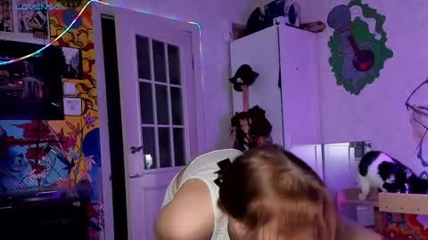 Snapshot of sunny_mouse chatting on 10/16/25, 05:47 Sunny online show from 10/16/25, 05:47