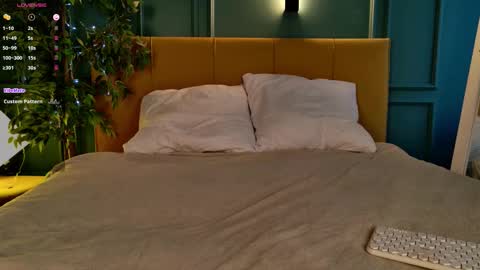 Snapshot of sunnyrisha chatting on 10/18/25, 05:21 Risha online show from 10/18/25, 05:21