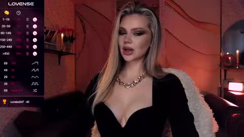 Snapshot of sunshine_vibes chatting on 03/08/25, 08:00 Mistress Molly online show from 03/08/25, 08:00