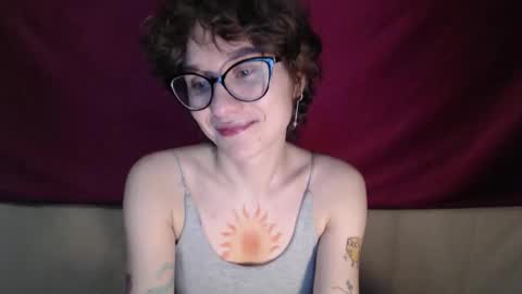 Snapshot of sunshinehella chatting on 10/17/25, 02:52 Hella online show from 10/17/25, 02:52