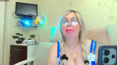 Snapshot of susienoreen chatting on 10/09/25, 08:01 SusieNoreen online show from 10/09/25, 08:01