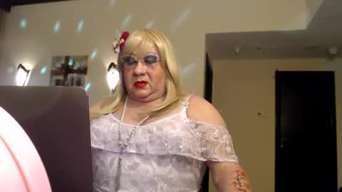 Snapshot of suzannebanci chatting on 12/13/24, 09:20 My name is Sissy or more fully Suzanna Aprilia Maria Mariquita Catarina Chinita Banci. Soy una puta - que chimba ladybug online show from 12/13/24, 09:20