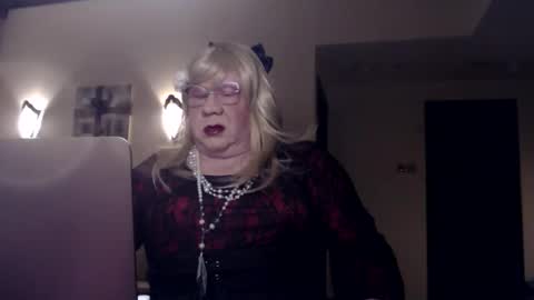 Snapshot of suzannebanci chatting on 01/24/25, 04:06 My name is Sissy or more fully Suzanna Aprilia Maria Mariquita Catarina Chinita Banci. Soy una puta - que chimba ladybug online show from 01/24/25, 04:06