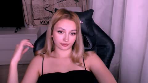 Snapshot of sweeet_baby0 chatting on 11/14/25, 01:15 Kate online show from 11/14/25, 01:15