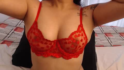 Snapshot of sweet1sin chatting on 10/10/25, 05:23 Laura online show from 10/10/25, 05:23