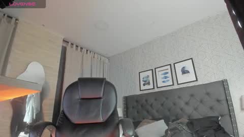 Snapshot of sweet__vanessa1 chatting on 10/14/25, 12:00 Vanessa online show from 10/14/25, 12:00