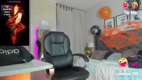 Snapshot of sweet__vanessa1 chatting on 10/25/25, 04:20 Vanessa online show from 10/25/25, 04:20