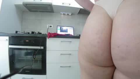 Snapshot of sweet_ella chatting on 01/09/25, 10:52 online show from 01/09/25, 10:52