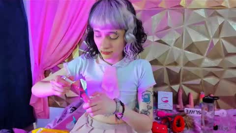 Snapshot of sweet_emmili chatting on 02/17/25, 12:27 emmili online show from 02/17/25, 12:27