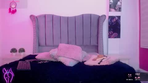 sweet_naomy01 online show from 10/30/25, 05:02