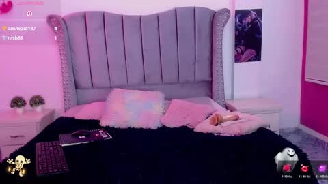 sweet_naomy01 online show from 10/31/25, 05:08