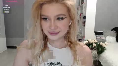 Snapshot of sweet_nicole_333 chatting on 10/11/25, 08:57 sweet_nicole_333 online show from 10/11/25, 08:57