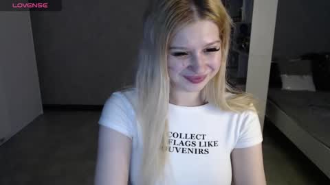 Snapshot of sweet_nicole_333 chatting on 10/23/25, 11:31 sweet_nicole_333 online show from 10/23/25, 11:31