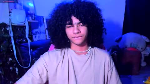 Snapshot of sweet_vond chatting on 02/25/25, 04:03 Steven independent model online show from 02/25/25, 04:03