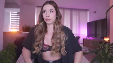 Snapshot of sweetann08 chatting on 11/14/25, 08:40 Camila online show from 11/14/25, 08:40