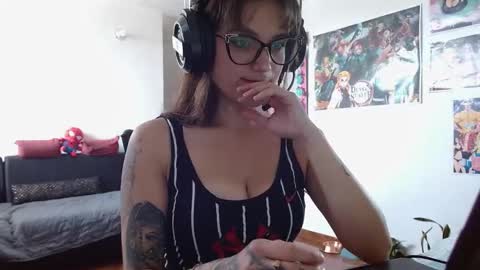 Snapshot of sweetbella_444 chatting on 09/23/25, 05:27 Bella online show from 09/23/25, 05:27