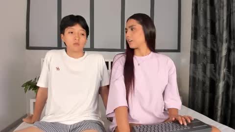 Snapshot of sweetcoupple chatting on 09/23/25, 02:14 Eva Short hair girl - Victoria Long red hair online show from 09/23/25, 02:14